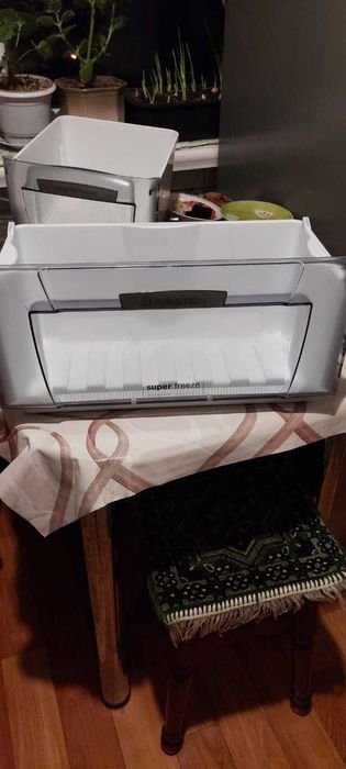 Ящички від холодильника Ariston