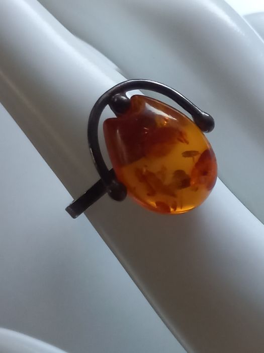 Srebrny pierścionek z bursztynem,  sygnowany srebro próby 0.925