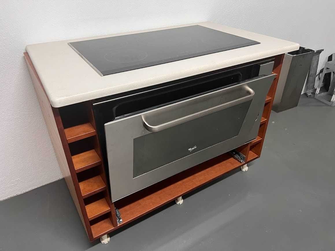 Móvel com placa e forno