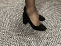 Чорні замшеві туфлі б/у в гарному стані, каблук 7см, 38 розмір.