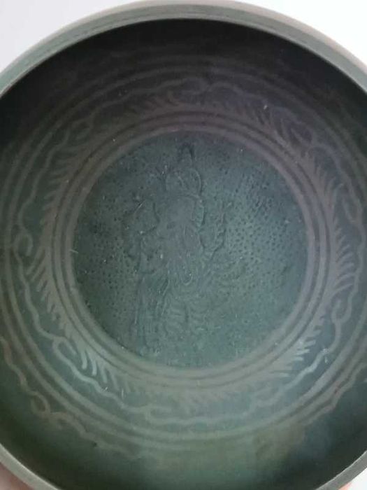 Tigela tibetana em metal com decoração relevada