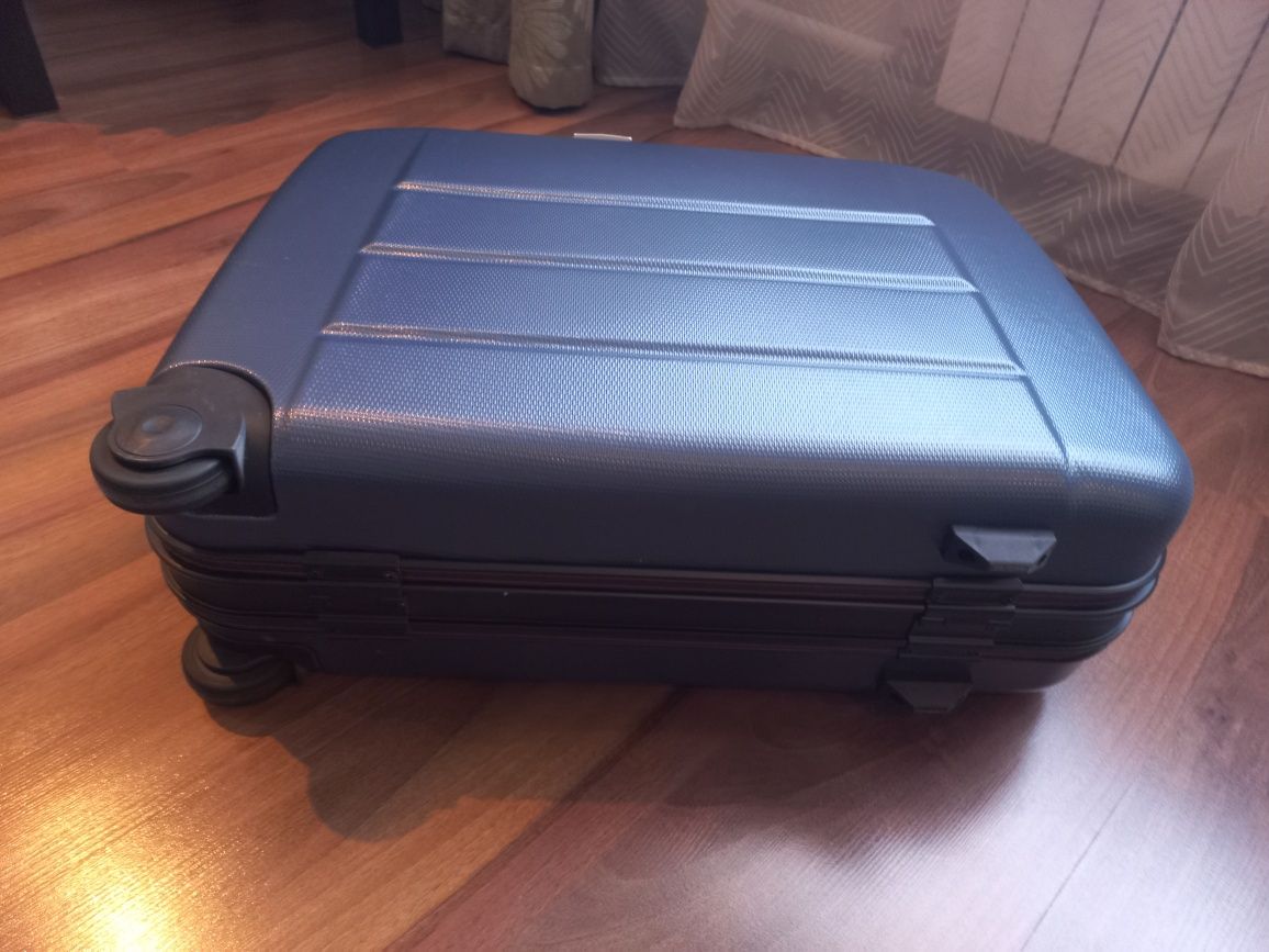 Продам чемодан, валізу для подорожей