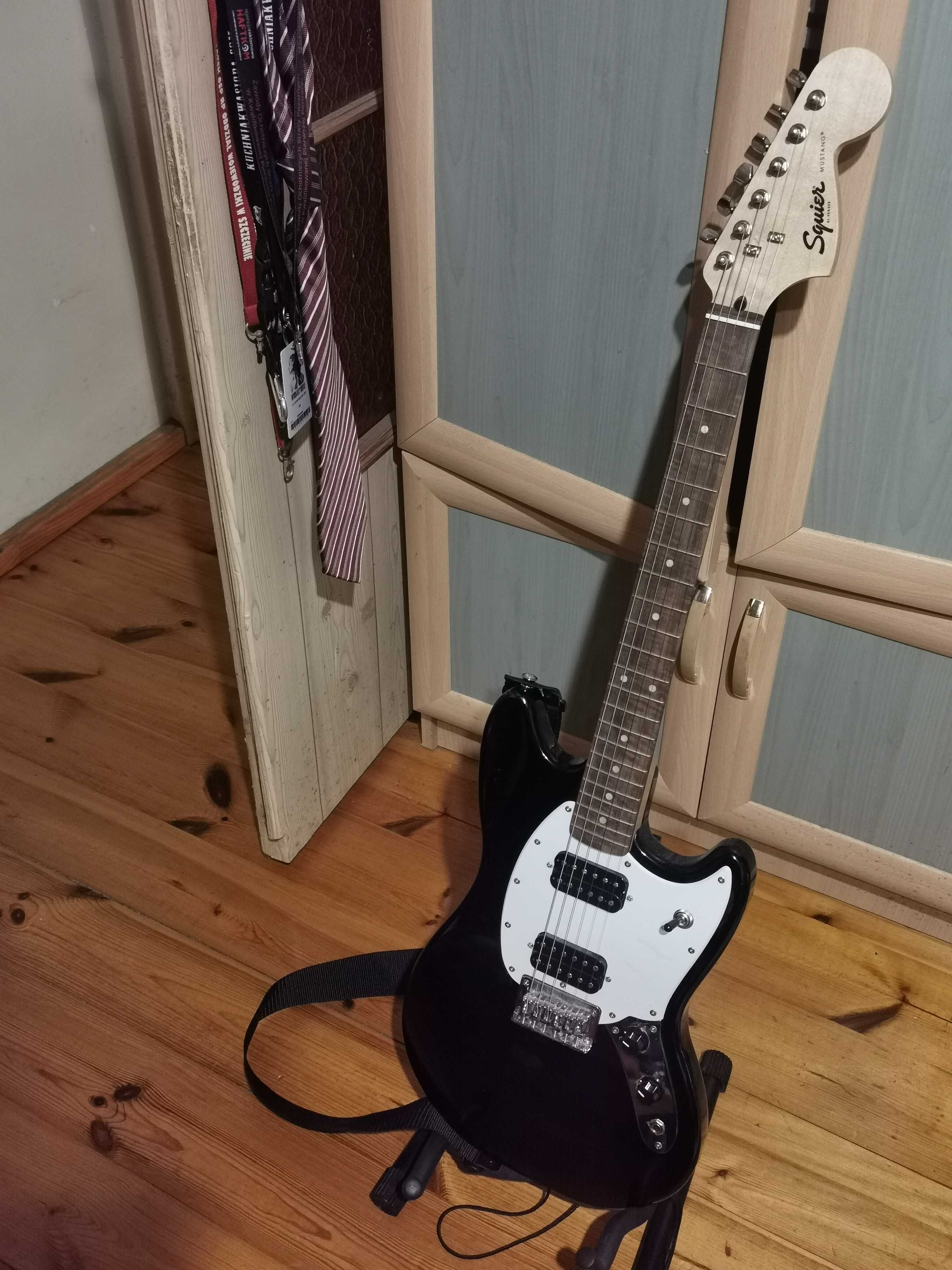 Gitara elektryczna Squier (Fender) Mustang + wzmacniacz + akcesoria