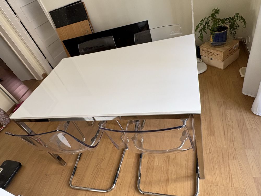 Conjunto Mesa + 4 Cadeiras – Excelente Estado