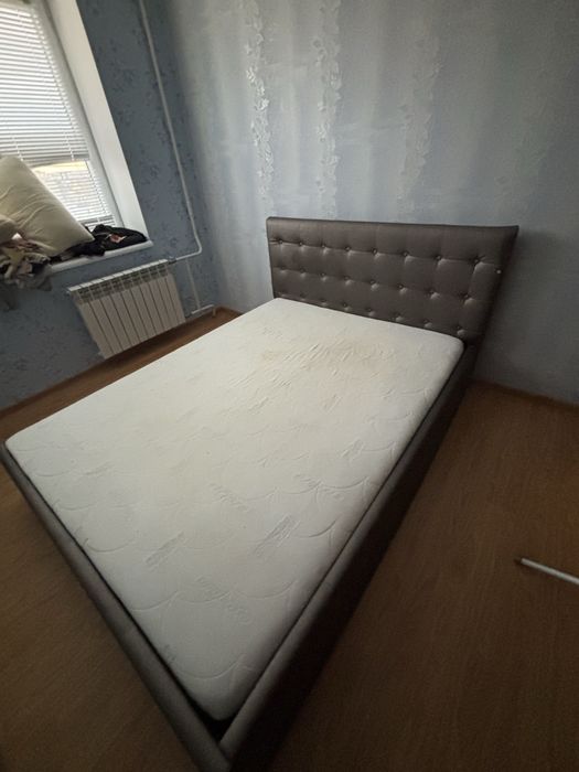 Ліжко з матрацом 1.6×2 м, матрац після хімчистки