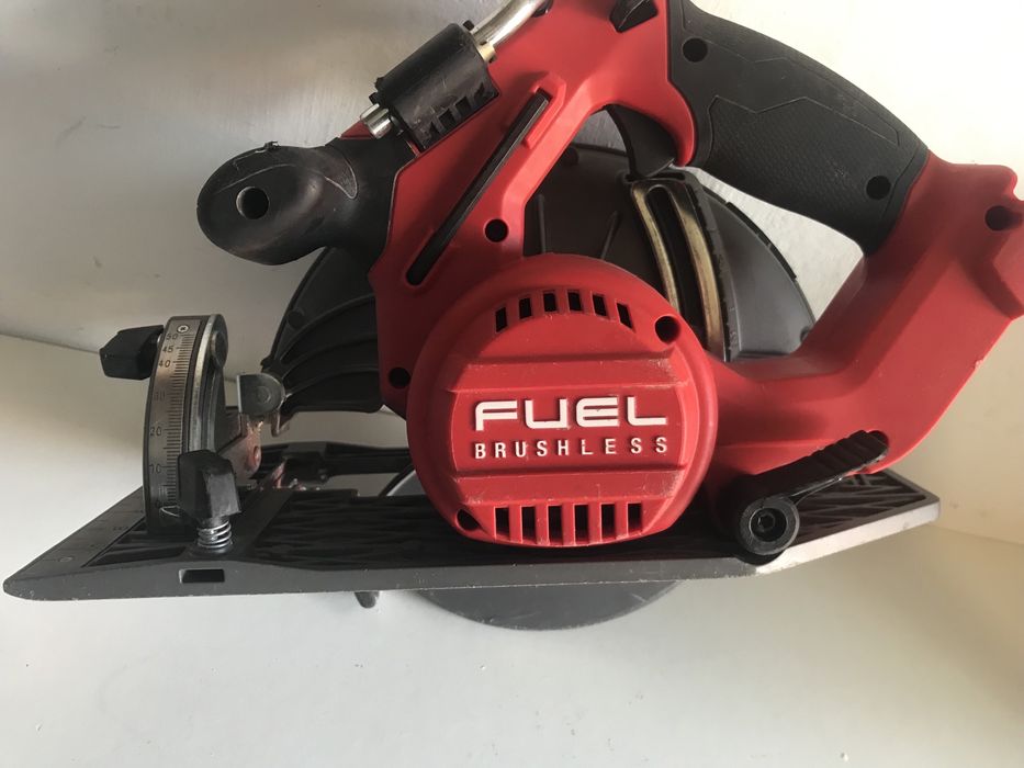 Безщіткова циркулярна пила Milwaukee M18 CCS66 з Англії