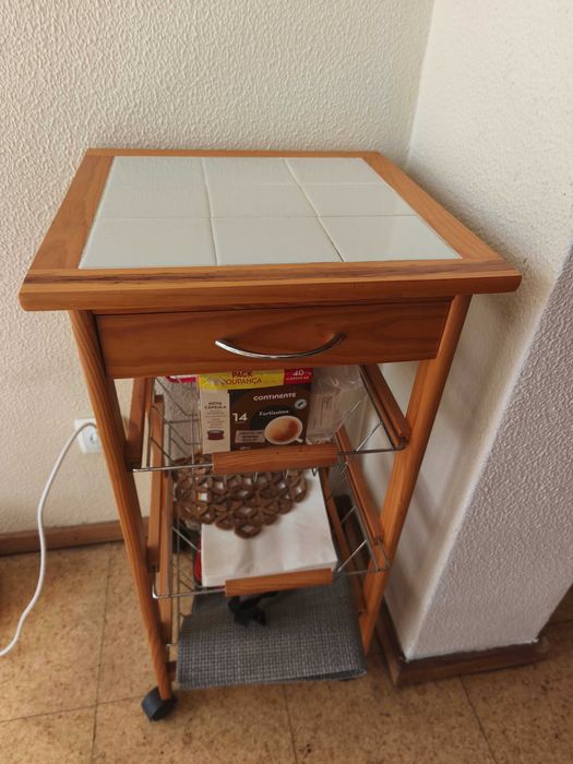 Mesa de apoio com gavetas
