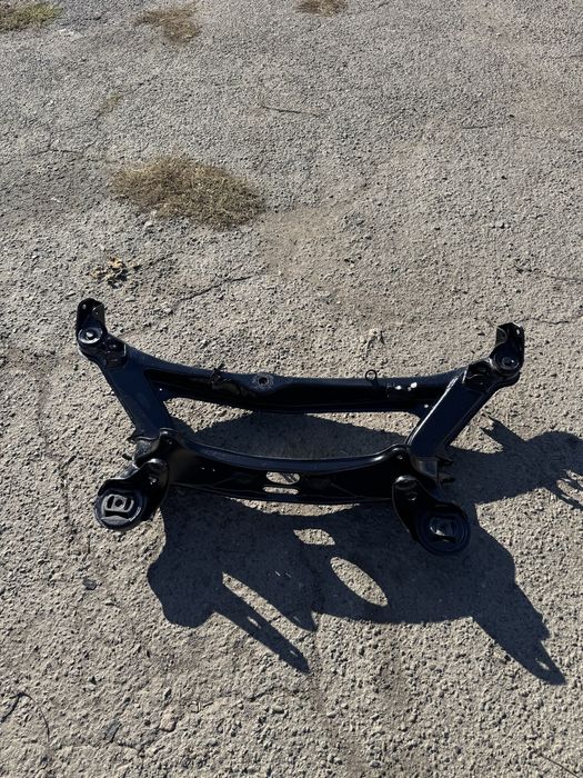 Подрамник задний Mercedes  w124 в хорошем состояние