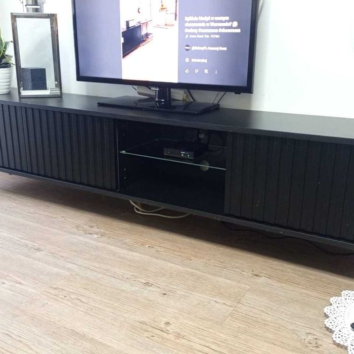 Szafka RTV Bello Selsey lamelowe fronty 175 cm złote podpory