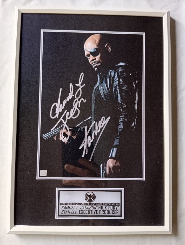 Moldura Filme Avengers - S.H.I.E.L.D Nick Fury com Autógrafos (A4)