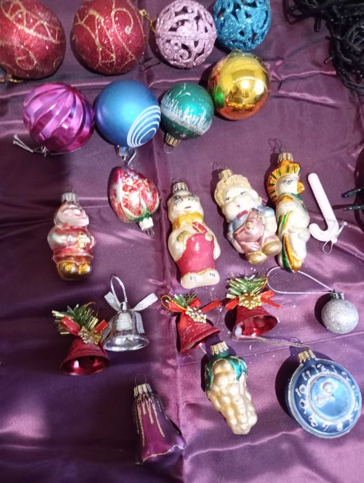 Игрушки новогодние 21 шт. Гирлянды по 25 метров две.