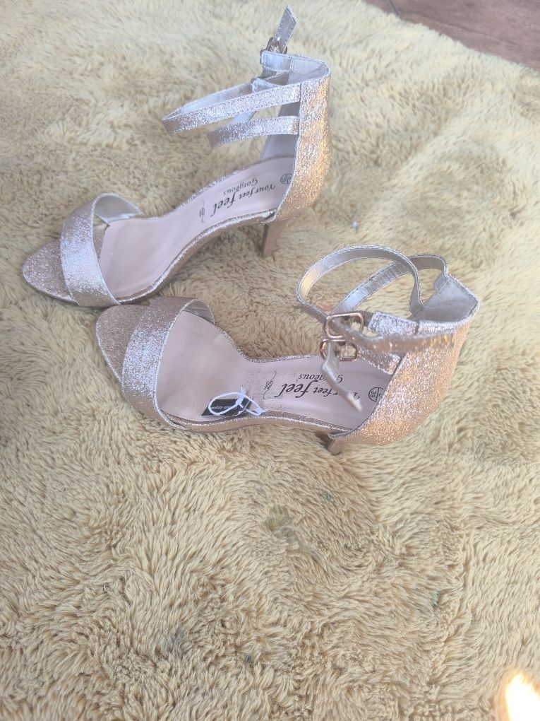 Buty na obcasie złote 39