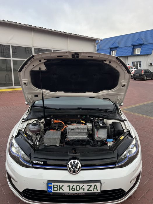 Продам VOLSWAGEN E GOLF 36 klw
