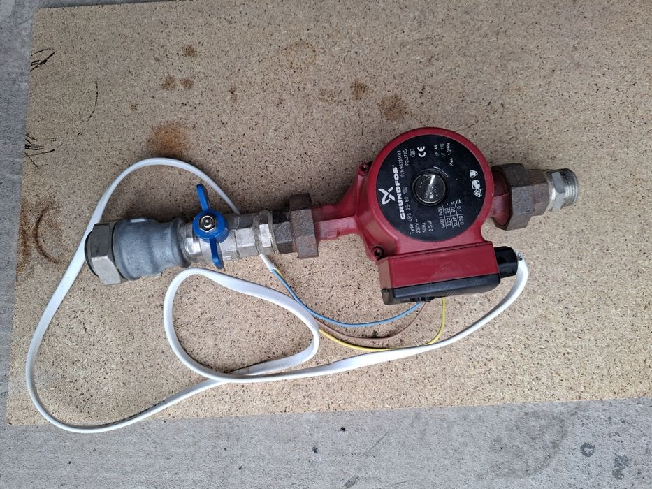 Циркуляційний насос с гайками.