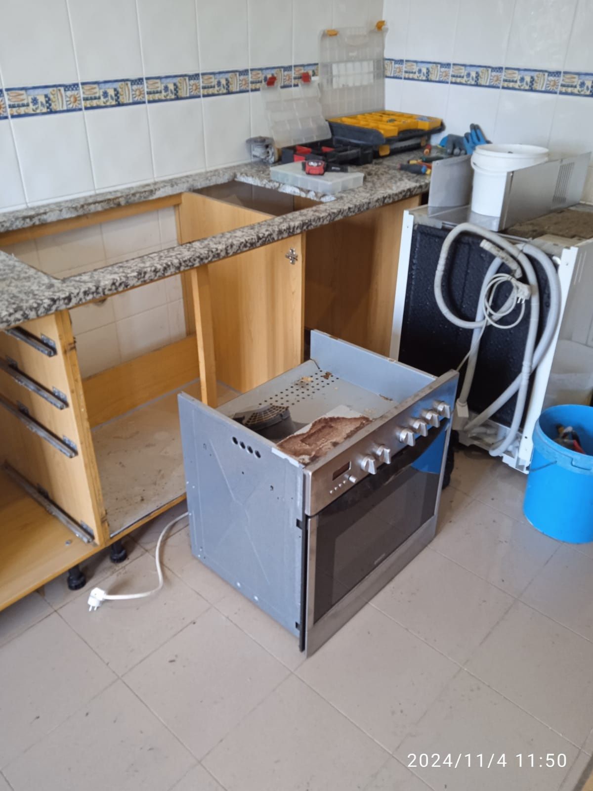 Cozinha Completa com Portas de Madeira  Pedra, Placa, Forno e Exaustor