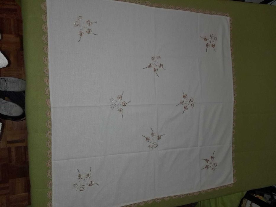 Toalha de mesa bordada à mão em ponto cruz