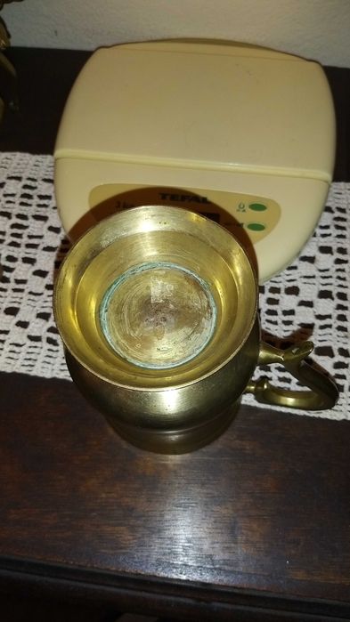 caneca em bronze muito antiga