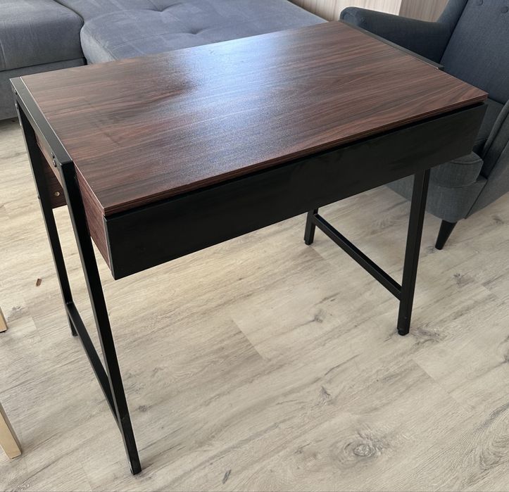 Biurko pod laptopa z szufladą