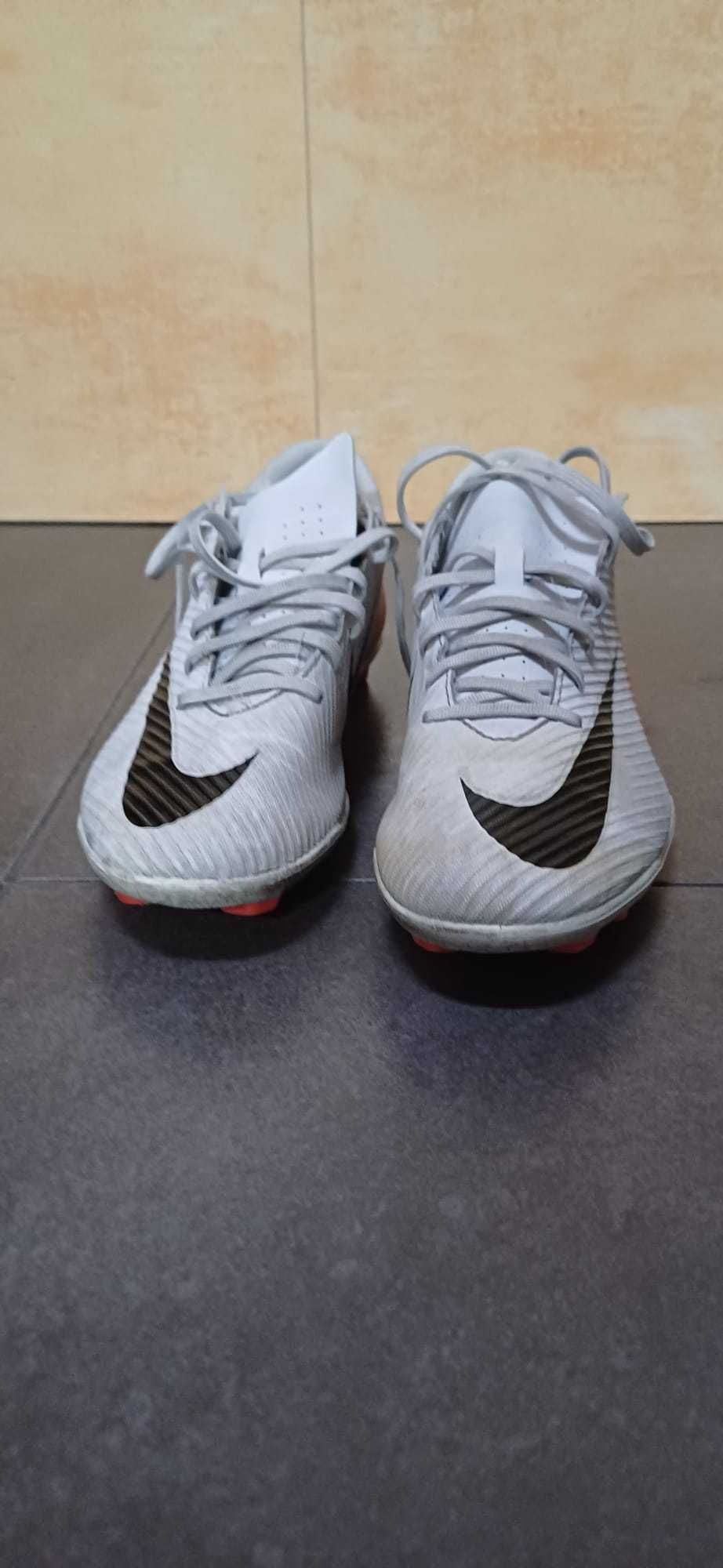 Chuteiras Nike "Mercurial"  tamanho 40
