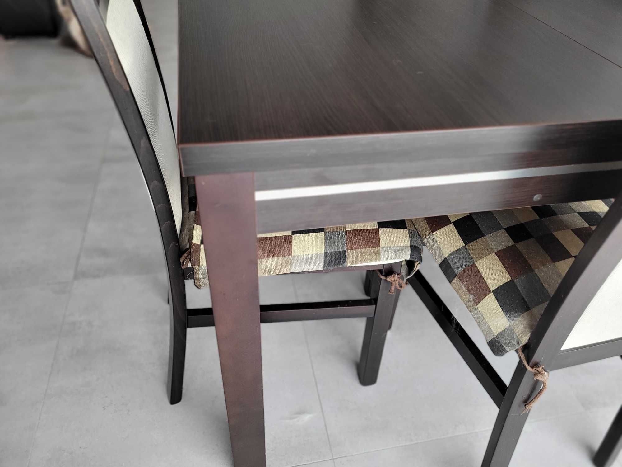 Solidny, drewniany stół rozkładany oraz 4 krzesła