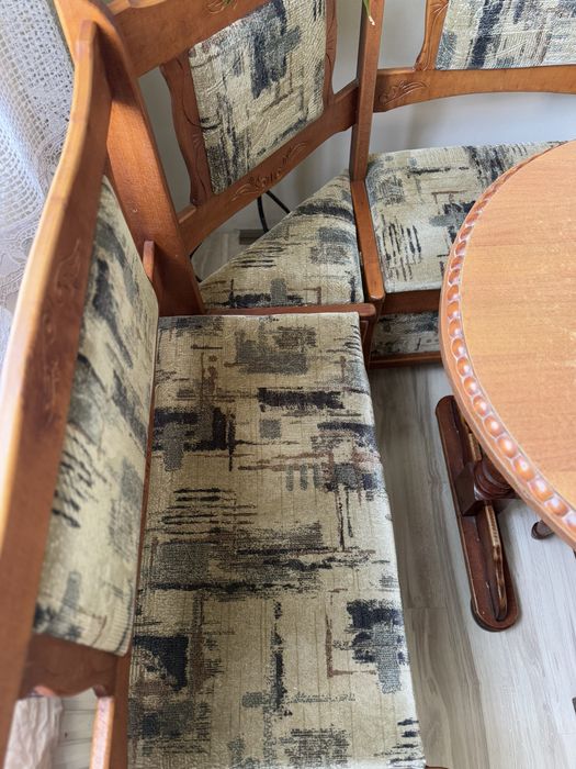 Кухонний куточок, деревʼяний дубовий стіл. Стільці, кутовий дубовий