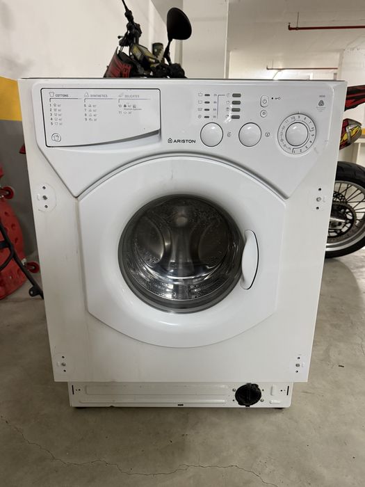 Maquina lavar roupa encastre Ariston