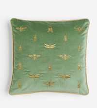 Dwie aksamitne poszewki na poduszki ze złotym haftem w owady H&M 40x40