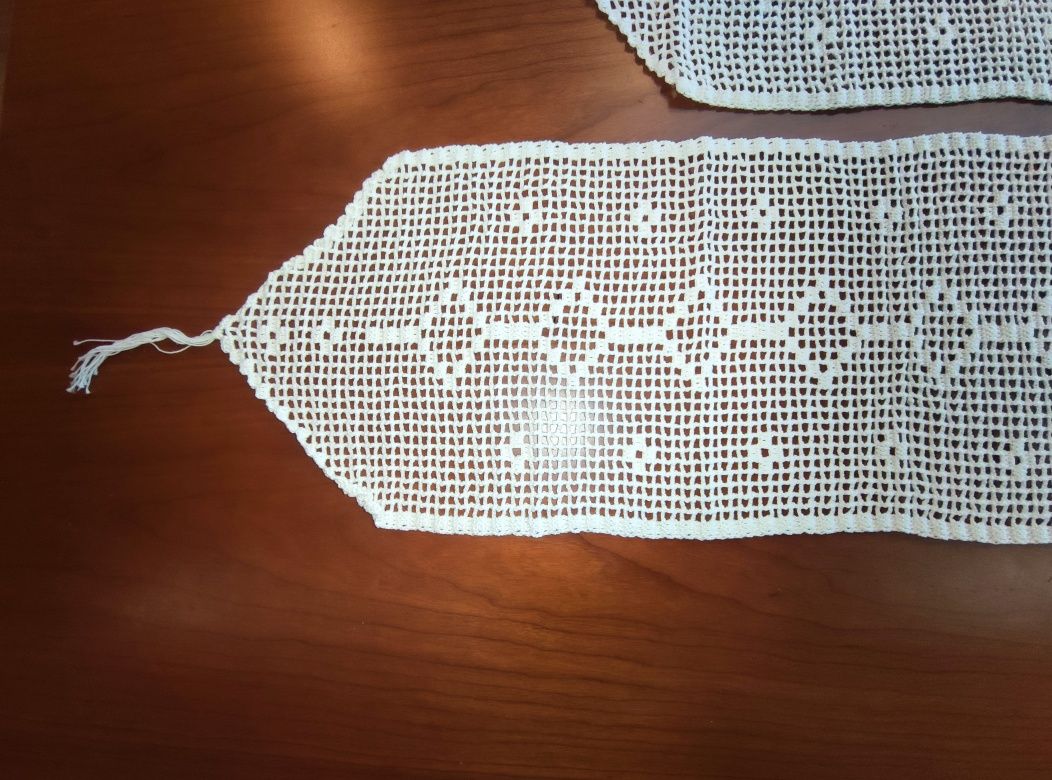 Conjunto de 3 naprons em renda feitos à mão.
