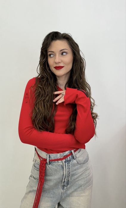 Червоний лонгслів tm byMe зі спущеним плечем