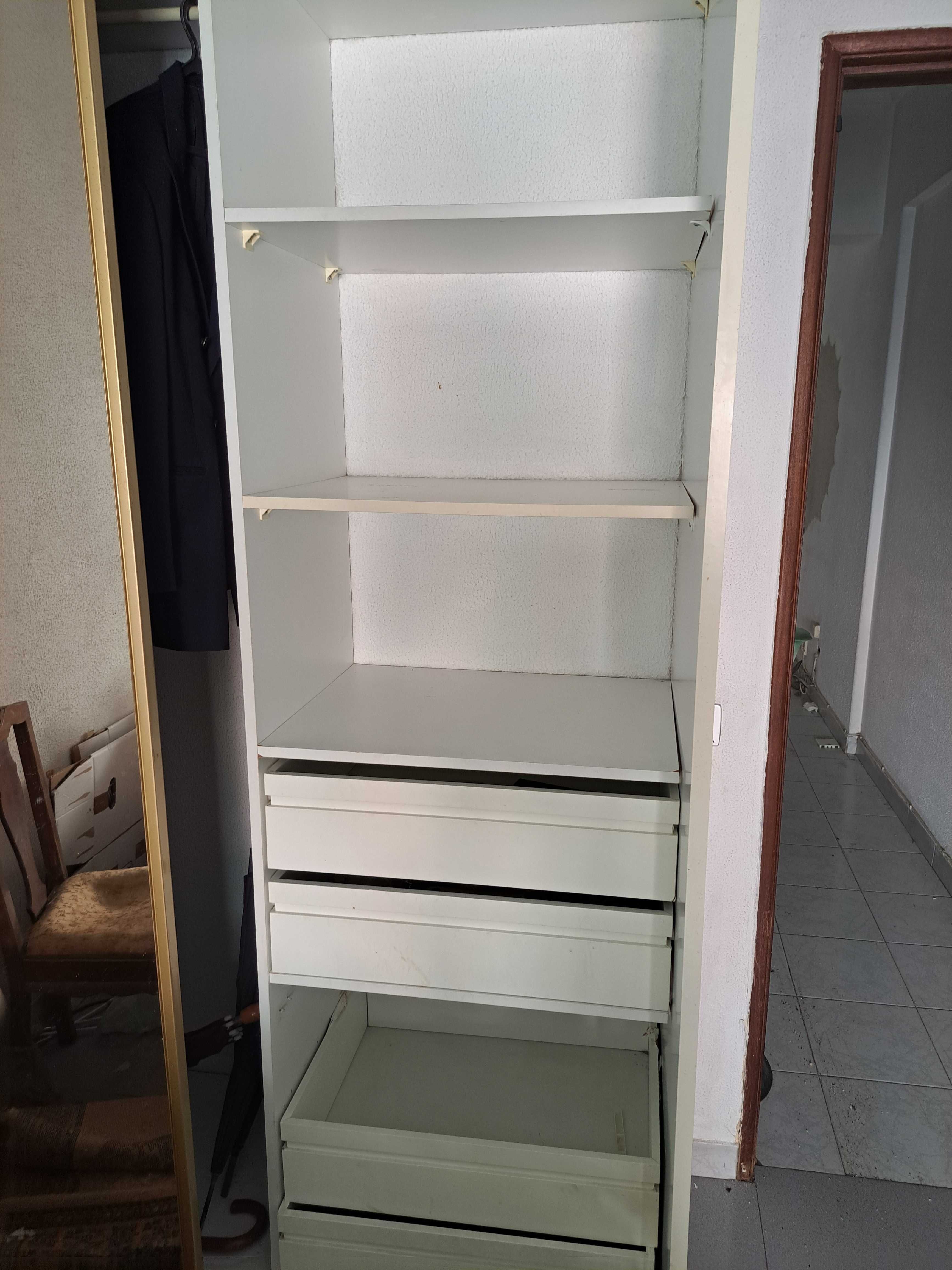 Roupeiro embutido