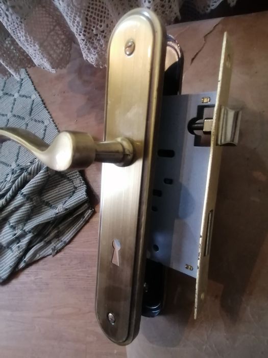 Fechaduras em metal completas.