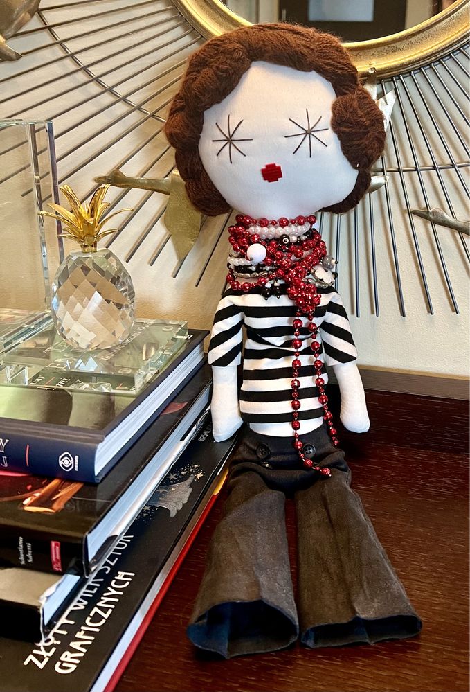 Kolekcjonerska figurka lalka naszyjnik Coco Chanel Laloushka tilda