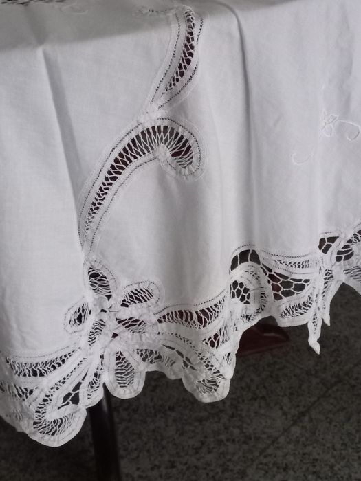 Toalha de mesa,redonda ,em linho e rendas brancas.