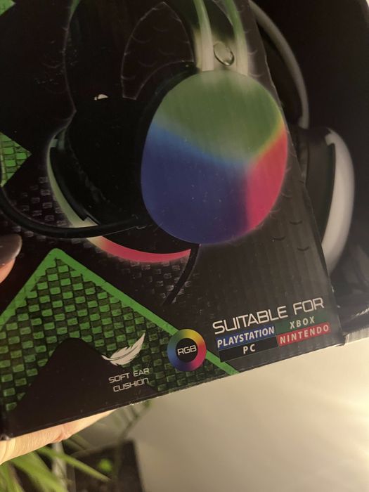 Навушники світяться