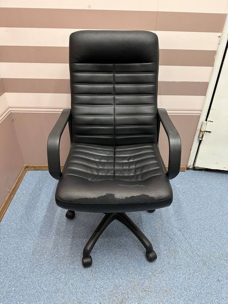 Крісло офісне Orman Tilt SPA чорне в хорошому працюючому стані