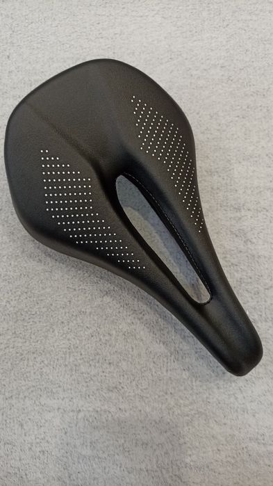 Сідло карбонове велосипеда