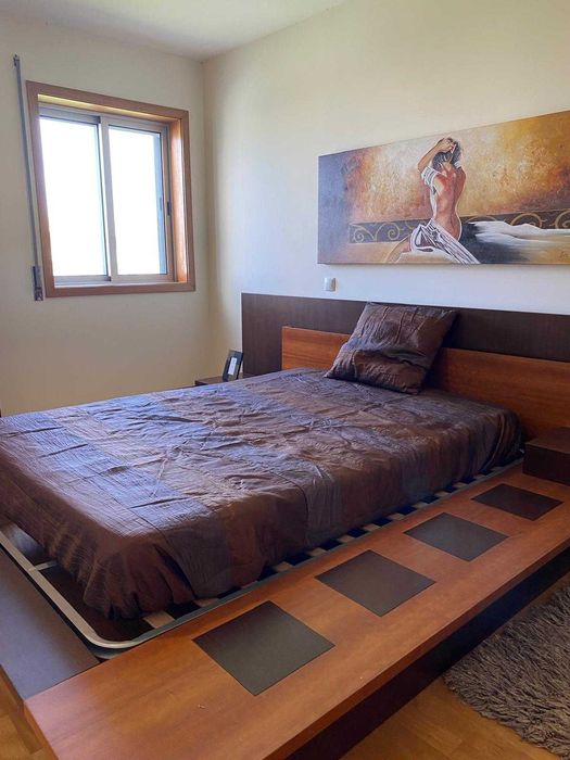 Cama de casal e mobília de madeira para quarto