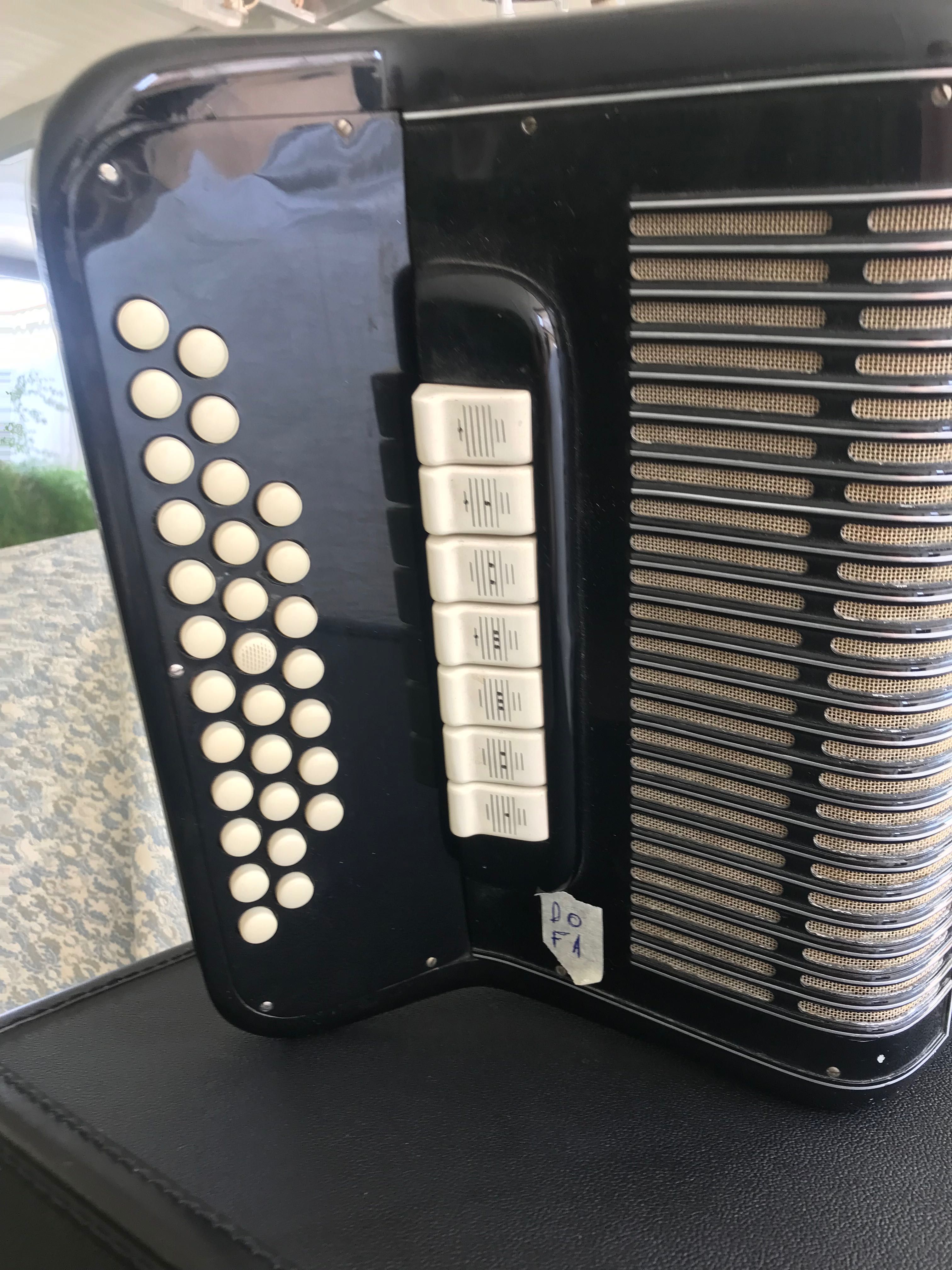 Vendo concertina em muito bom estado da Famosa marca Adria
