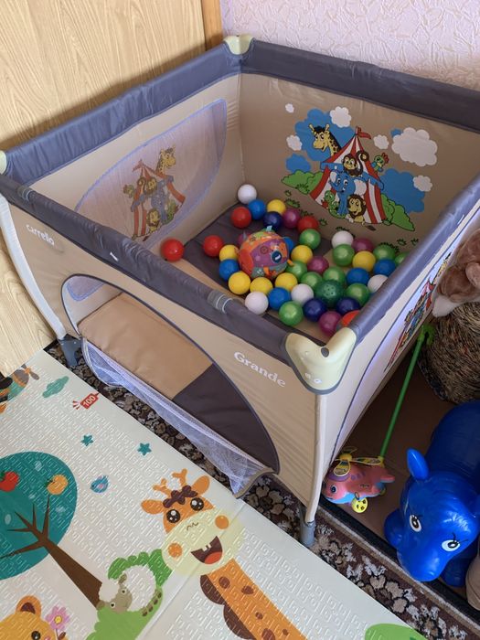 Дитячий квадратний манеж CARRELLO Grande