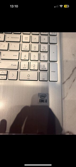 Laptop HP z podświetlaną klawiaturą