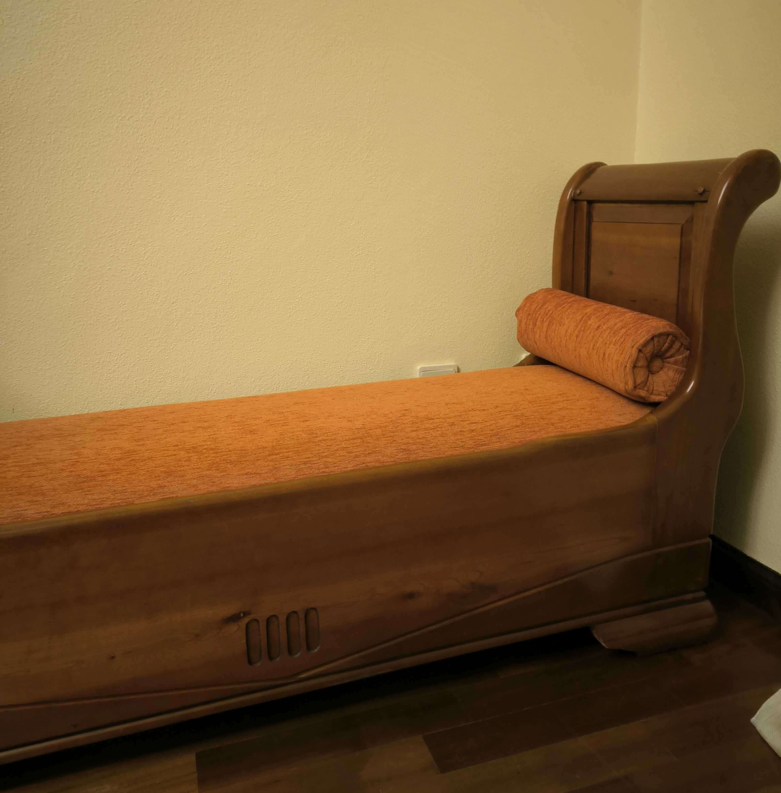 Banco, banqueta para colocar aos pés da cama. Madeira de Cerejeira.