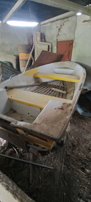 pequeno barco com motor Volvo com atrelado