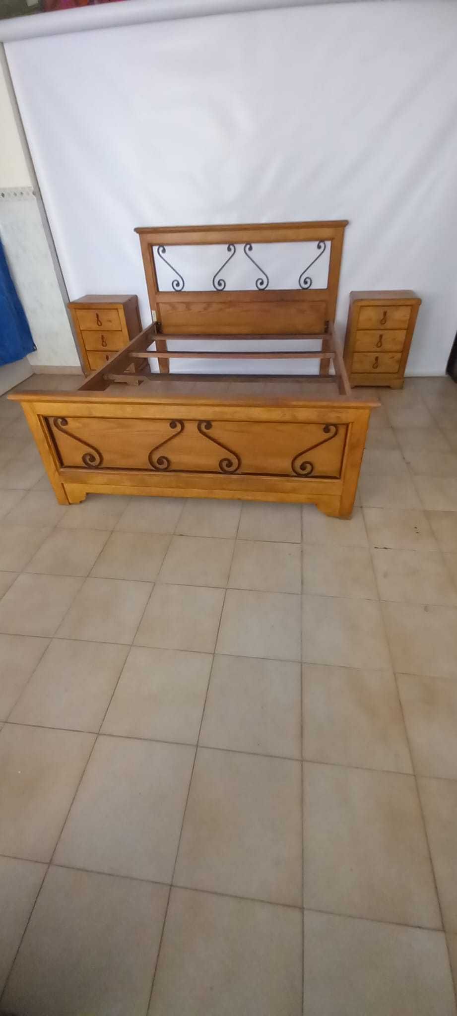 Cama e duas mesas cabeceira
