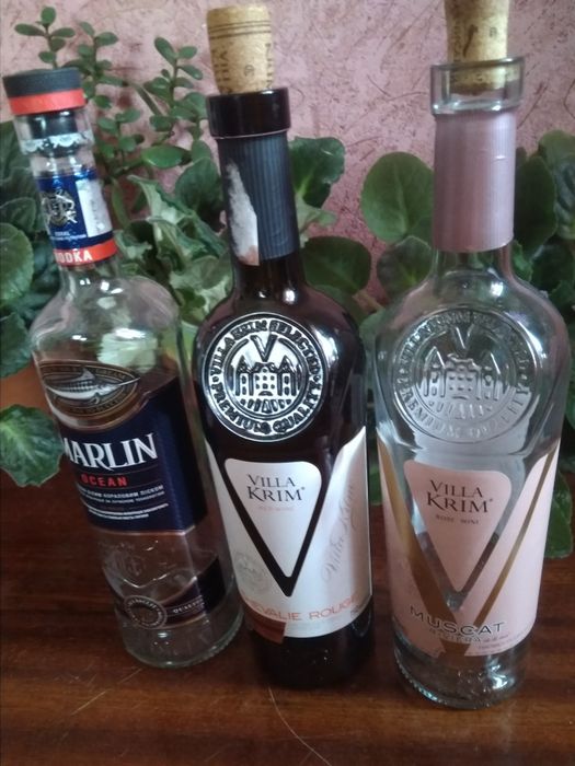 Стеклянные банки. Бутылки. Пластиковые .для сока.