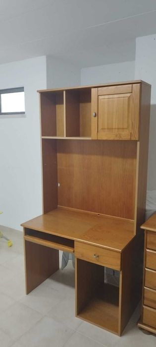 Mobília de quarto de solteiro em ótimo estado