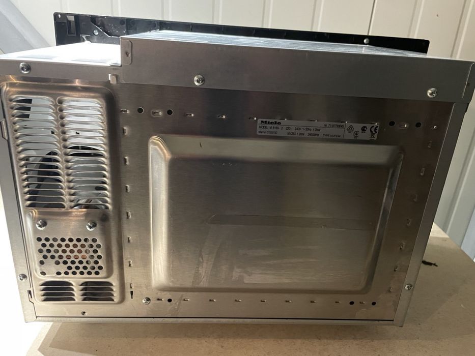 Мікрохвильова піч Miele M 8160-2