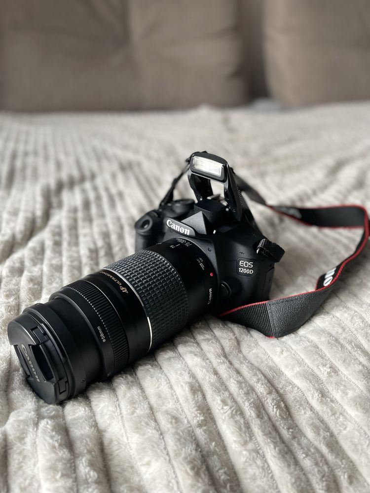 Дзеркальний фотоапарат Canon EOS 1200D з двома обʼєктивами та сумкою