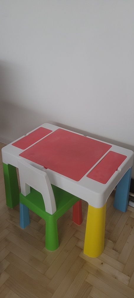 stolik z krzesełkiem