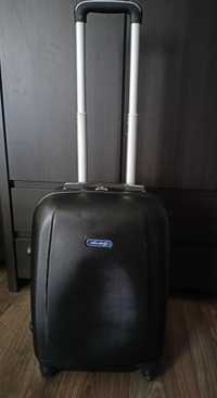 Czarna plastikowa walizka podróżna na kółkach