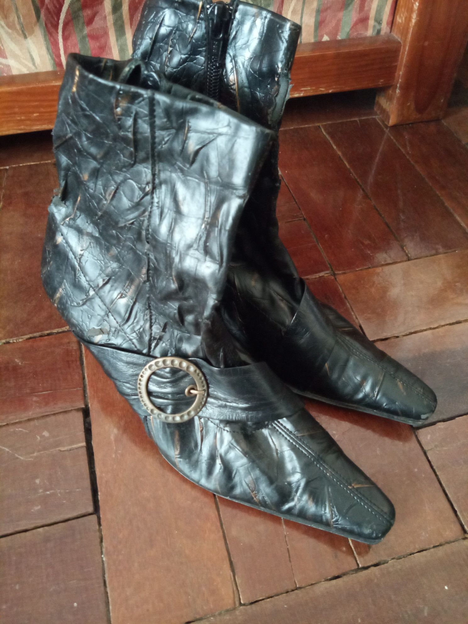 Botas castanhas com tacão médio